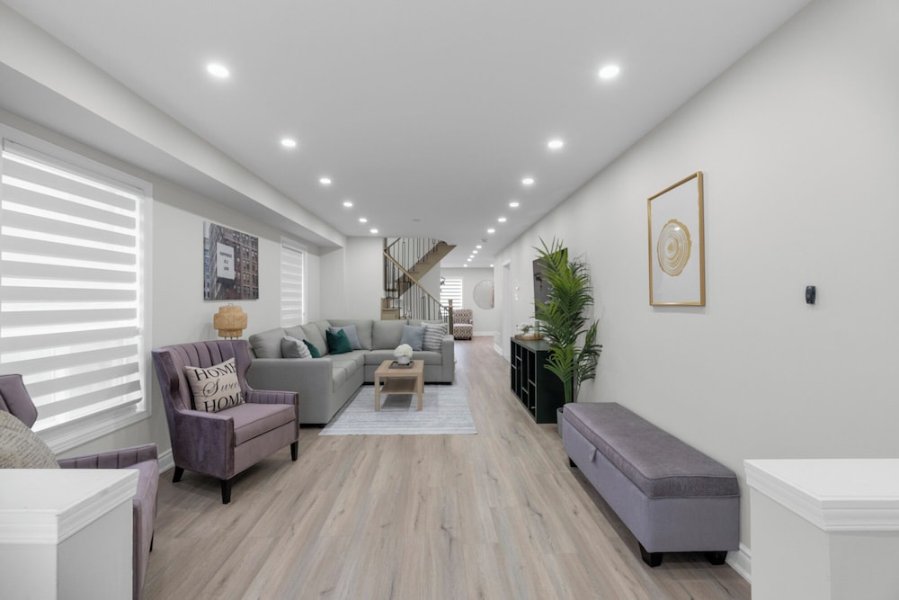 Beautiful House On A Quiet Street — 5-Star Luxury Hotel in Brampton, Canada