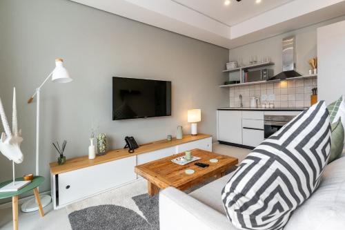 The Rose 102 2Bedroom Apartment with Rooftop Pool