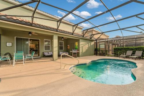 5 Beds Heated Pool at Solterra Resort — 4-Star Luxury Hotel in Davenport, United States