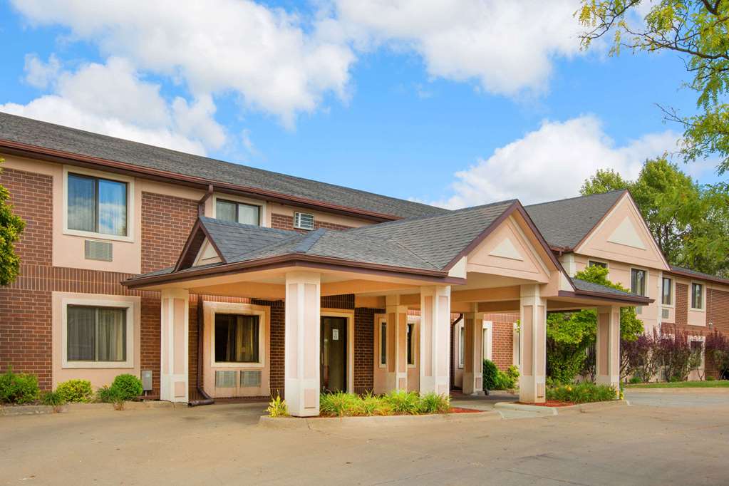 Super 8 by Wyndham Clive IA - featured photo