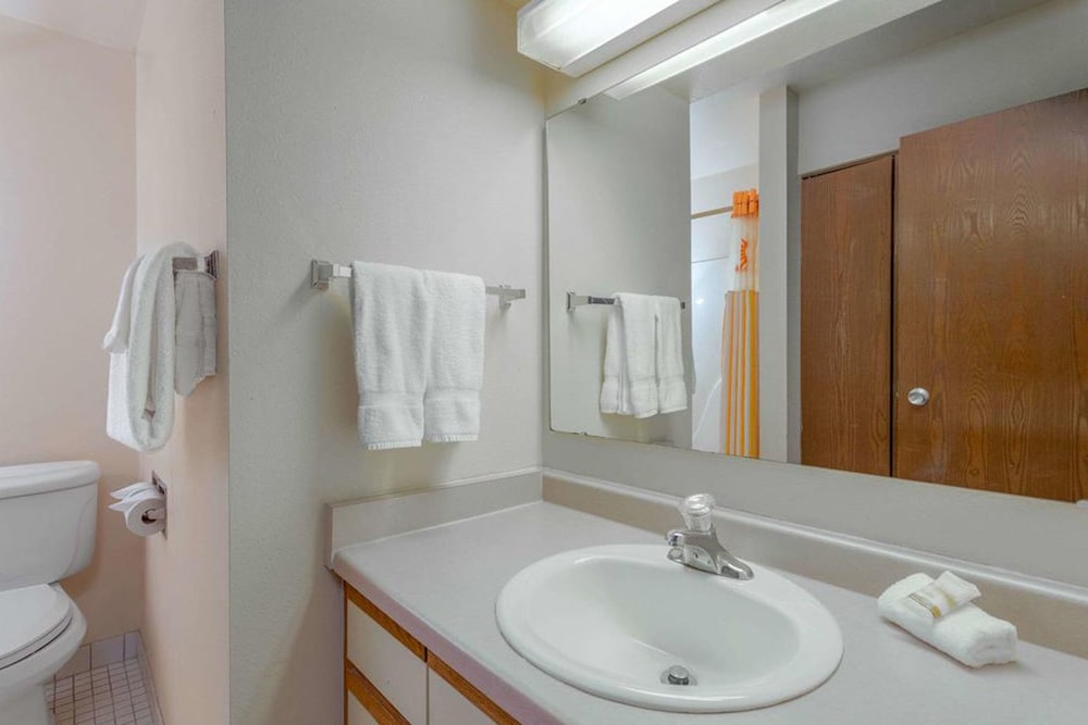 Norwood Inn & Suites by BlissPoint Post Rd Indianapolis - photo 37