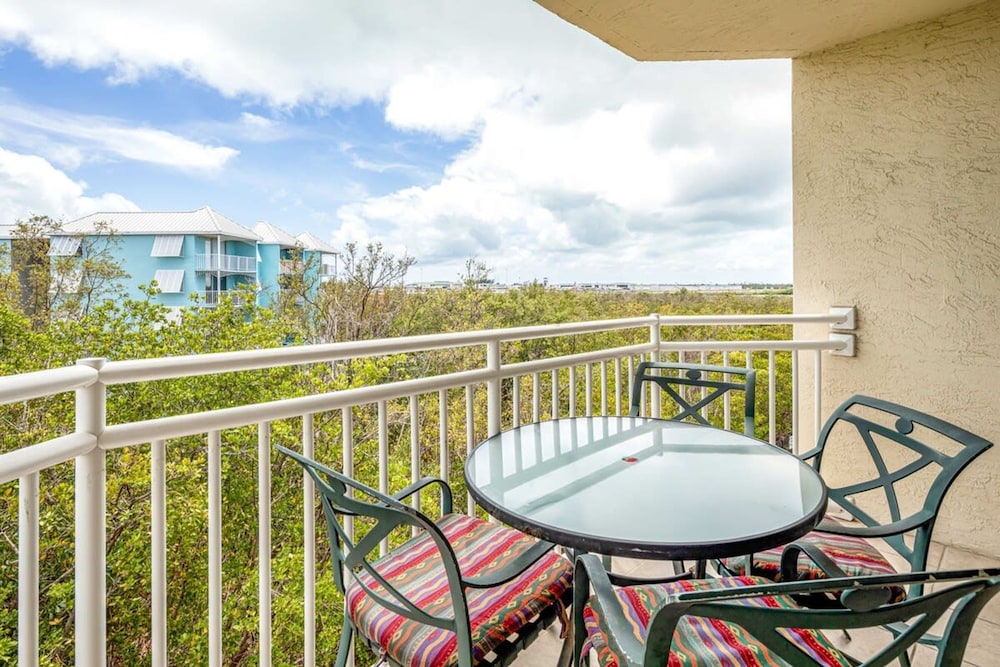 Tortuga Suite at Sunrise Suites Resort Heated Pool Hot Tub & Free Parking - photo 5