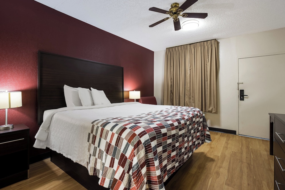 Red Roof Inn & Suites Statesboro University - photo 15