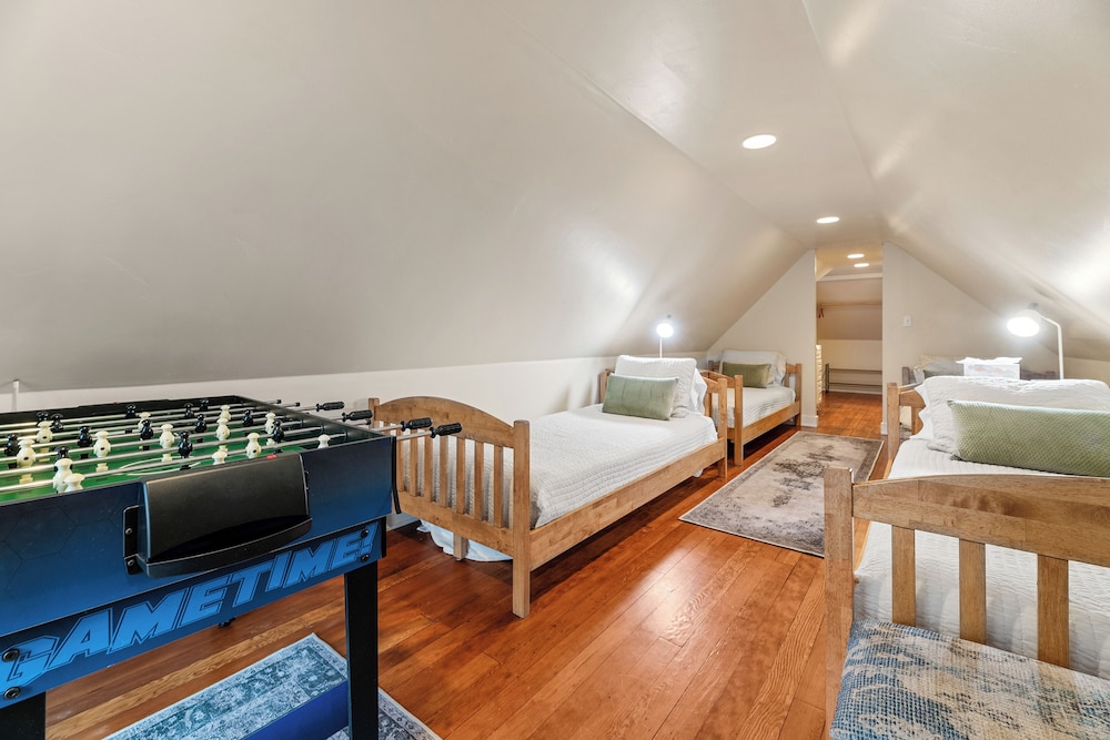 Casa Luna Beautiful Maltby style home just a short drive from Big Bear's attractions — 4-Star Luxury Hotel in Big Bear City, United States