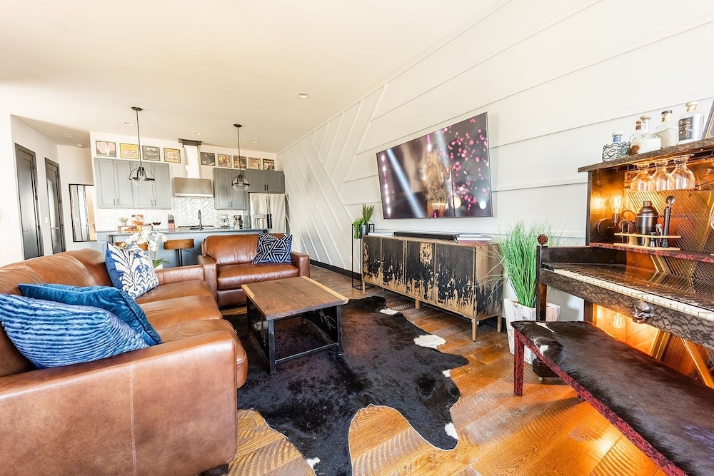 LUXE Broadway Getaway Heart of Gulch Mins to Broadway in Nashville, United States