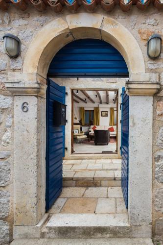 Harbour Holiday Home Vilmin Dvor — 4-Star Luxury Hotel in Murter, Croatia