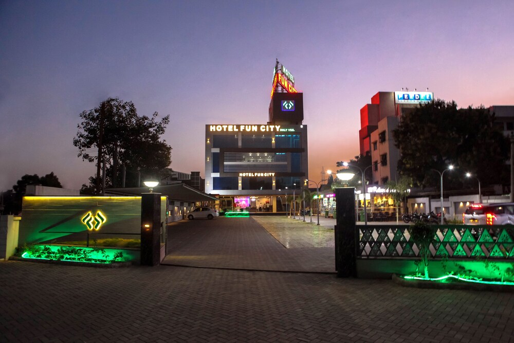 Hotel Fun City — Navsari
