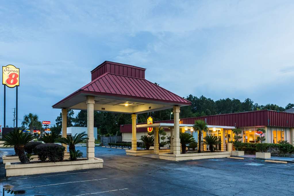 Super 8 by Wyndham Hardeeville Savannah North in Hardeeville, United States