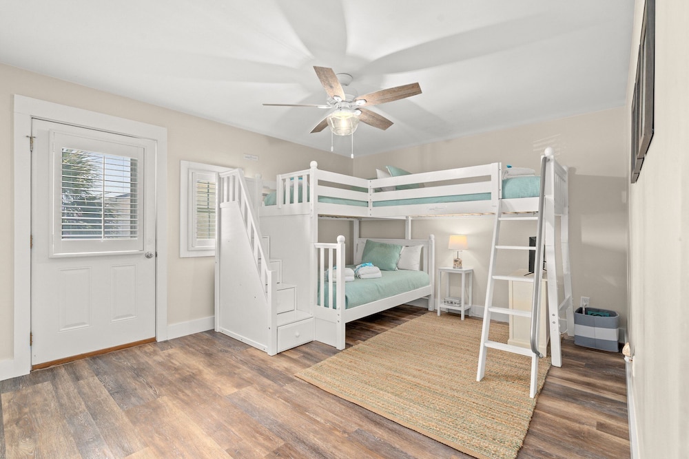 Newly Renovated 140 Feet To White Sandy Beaches Pool Grill - photo 5