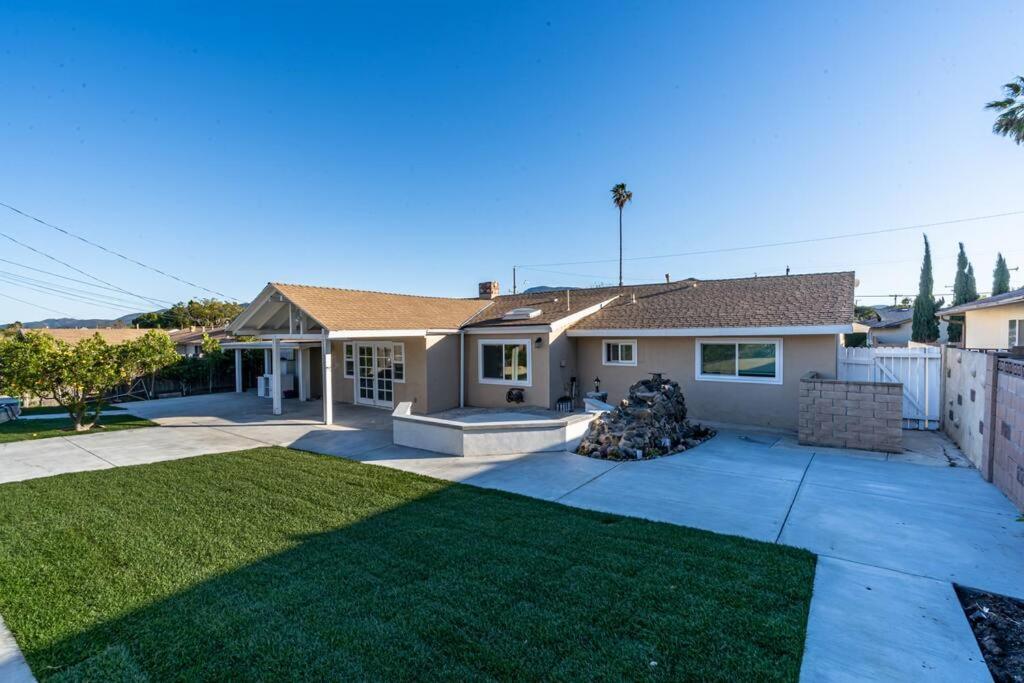 Modern 3 King Beds Beautiful Large Backyard WFH Long Stays Waterfall WI FI FWY 25 mins to Beach — hotel in Thousand Oaks