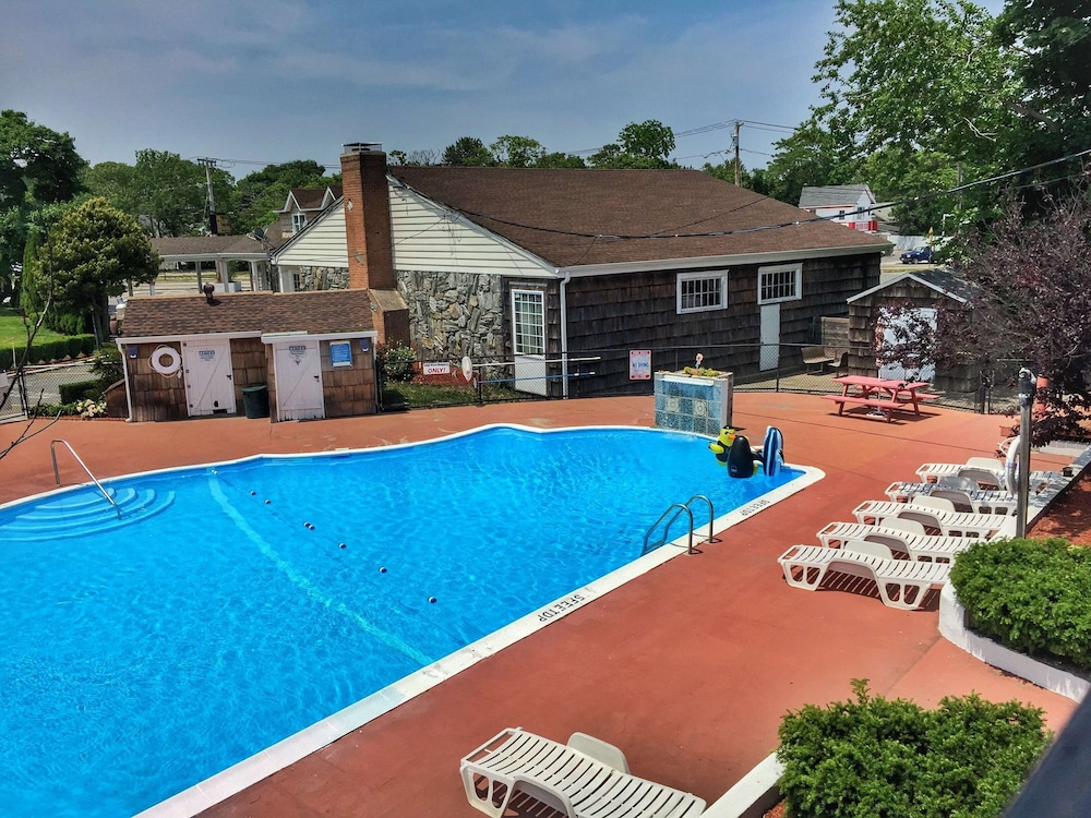 Budget Host East End Hotel in Riverhead - photo 47