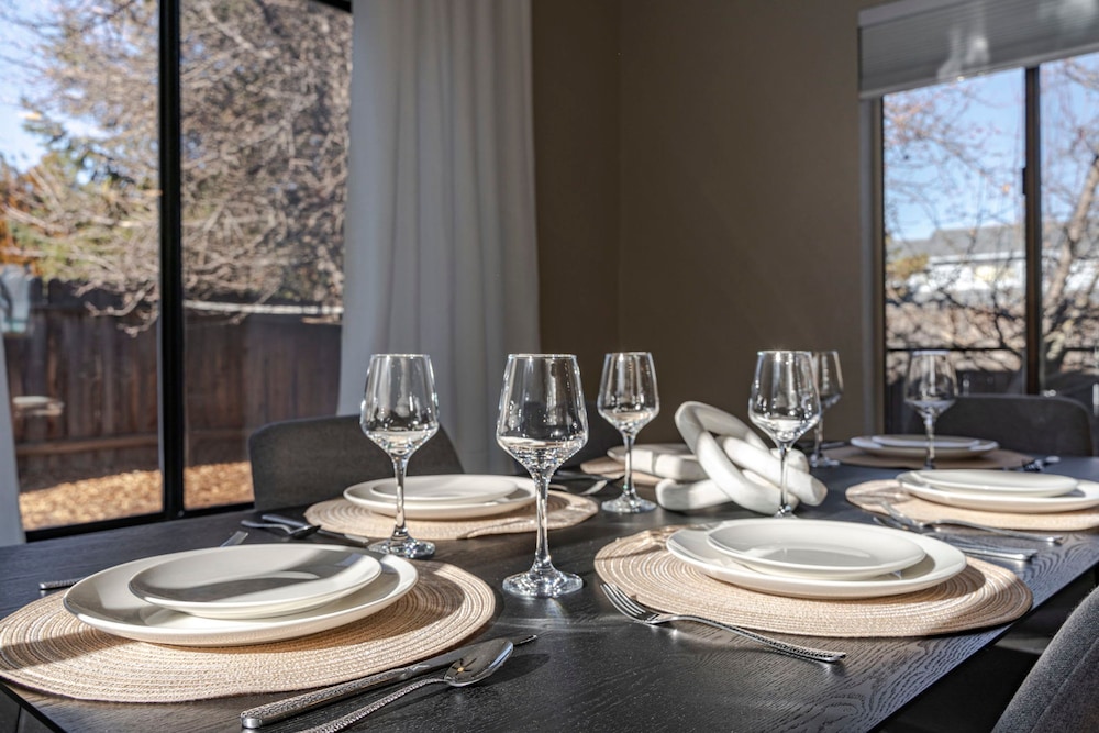 Elegant 4BD Reno Abode Close to Shops and Casinos - photo 33