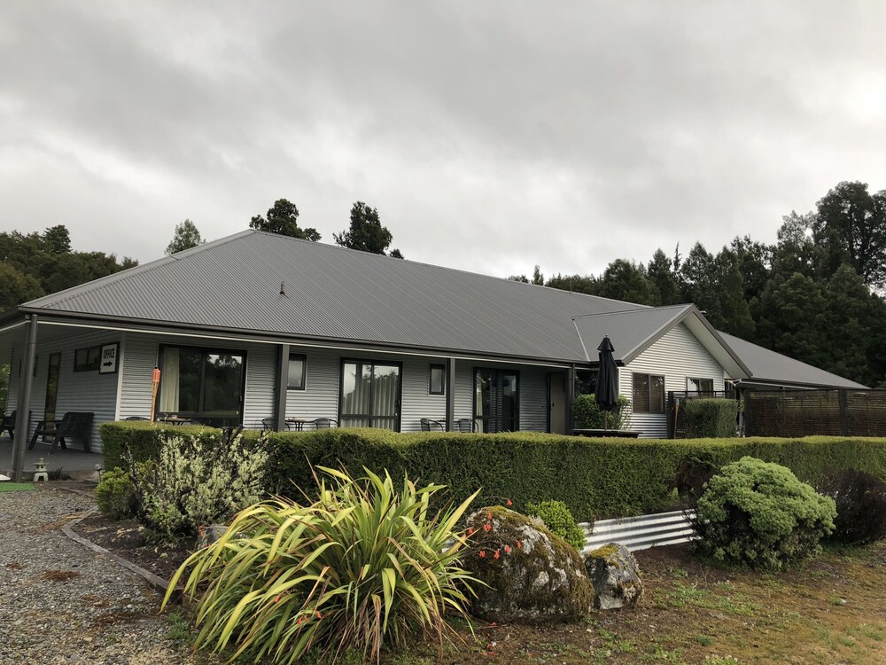 Lake Brunner Accommodation & Golf Curse