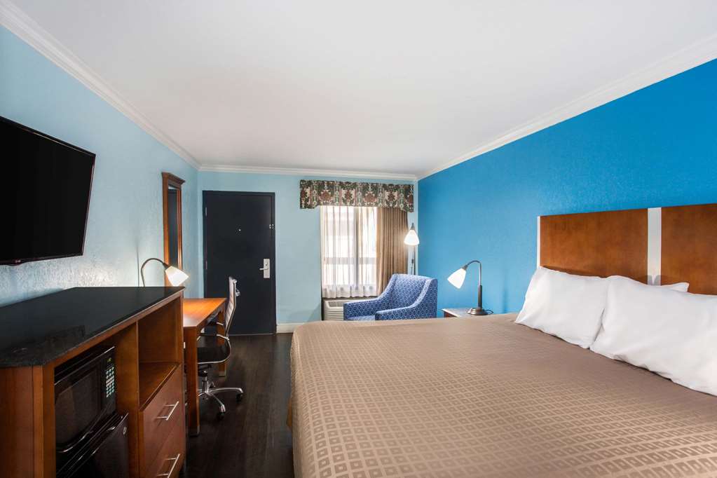 Days Inn by Wyndham Florida City - photo 10