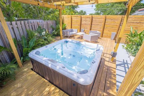 House With A Hot Tub Only 10 Mins To The Beach — 4-Star Luxury Hotel in Biscayne Park, United States