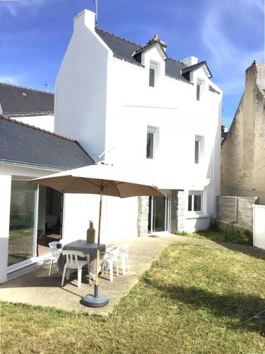 Maison plein centre ville jardin clos 500m plage — 4-Star Luxury Hotel in Quiberon, France