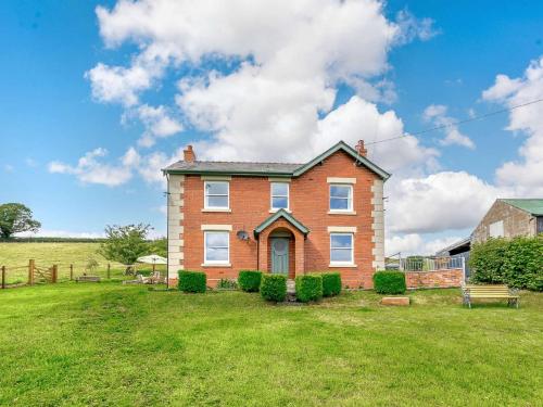 4 Bed in Welshpool 89012 — hotel in Llanfair Caereinion