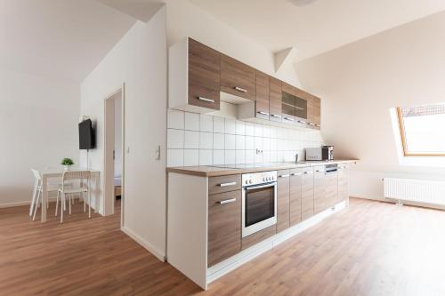 T&K Apartments DUISBURG AREAL GOETHE 4 Zimmer Maisonetten mit Privatparkplätzen — 5-Star Luxury Hotel in Duisburg, Germany