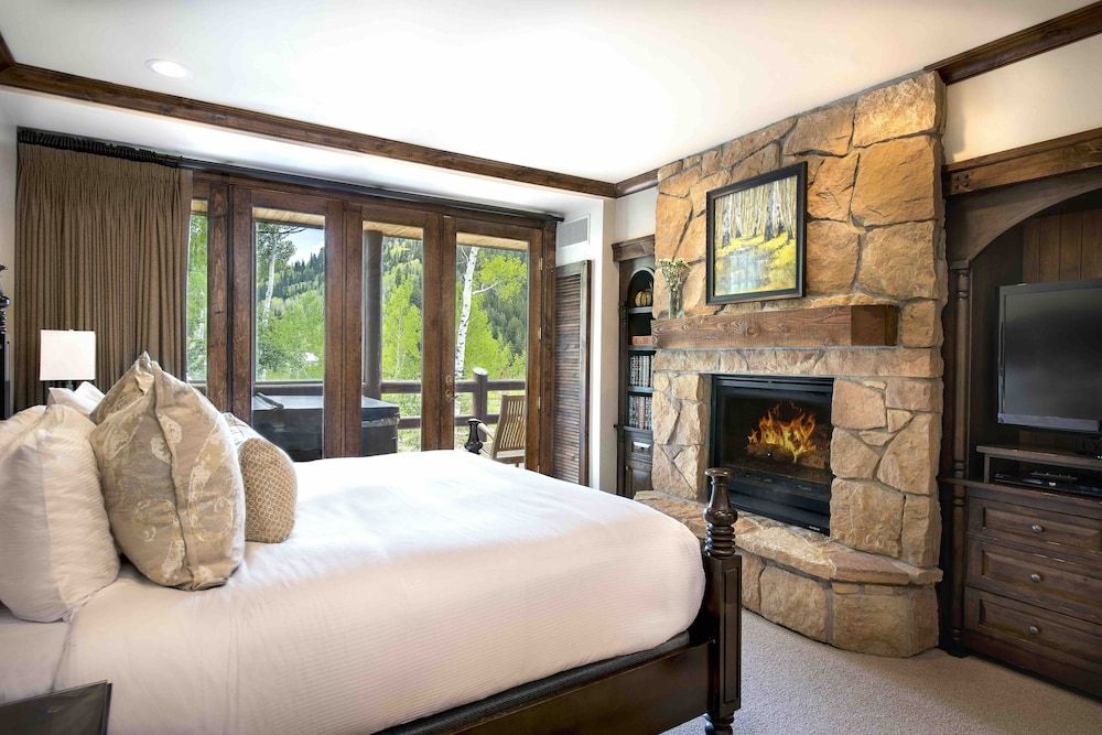 Junior King Suite 1 Bedroom Hotel Room by RedAwning - photo 6