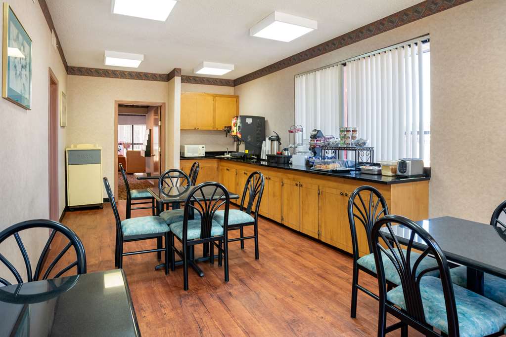 Econo Lodge Inn & Suites Forest - photo 20
