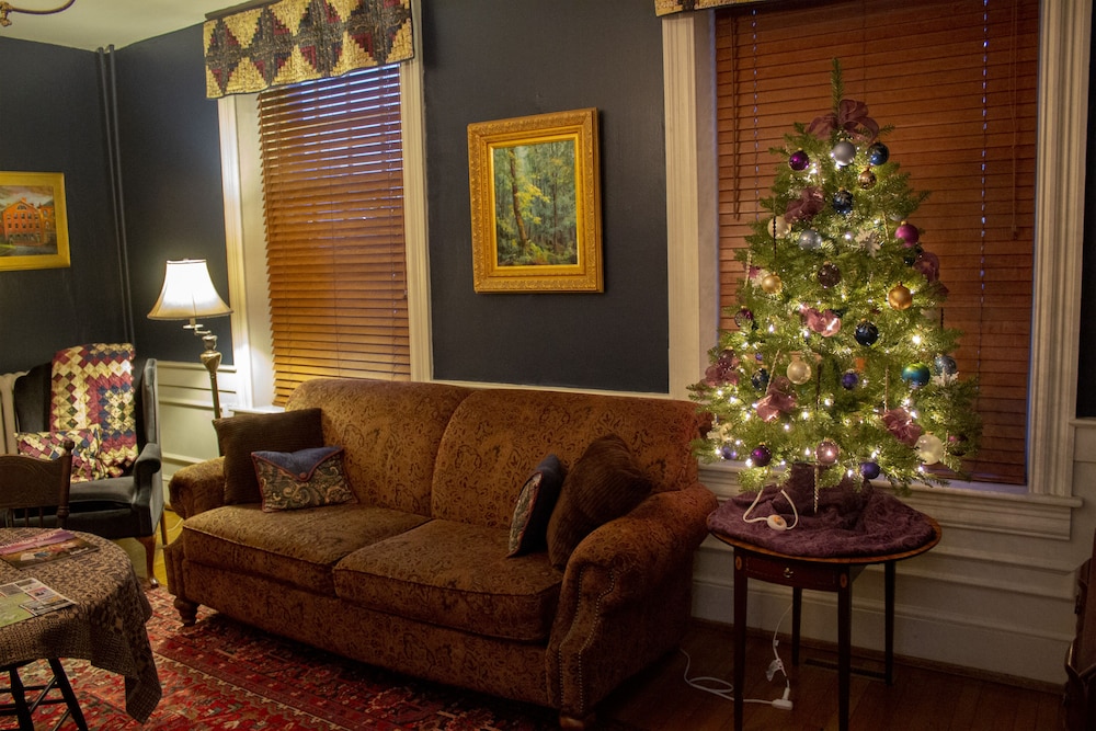 Inn at Lincoln Square - photo 28