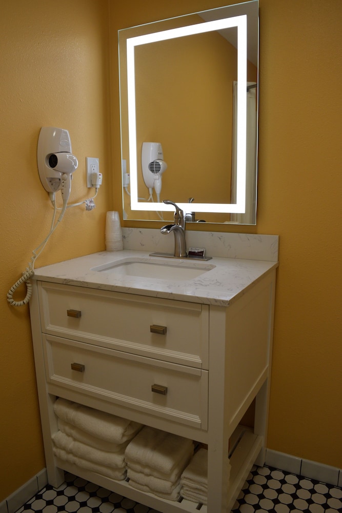 The Dew Drop Inn Motel - photo 44