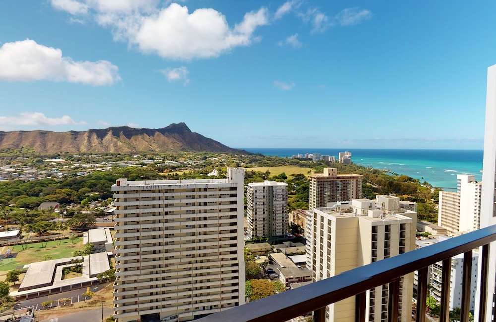 Sleek & Modern 32nd Floor Condo at the Waikiki Banyan Free parking by Koko Resort Vacation Rentals - photo 30