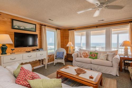Beach Barracks by Oak Island Accommodations - photo 4