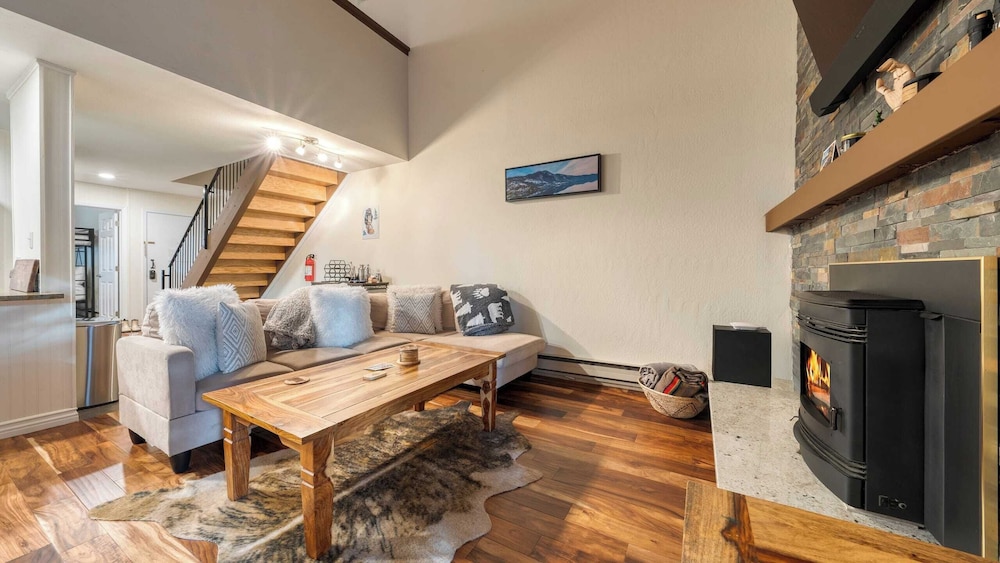 Crystal Pines Cozy Lake Tahoe Escape With Fully Equipped Kitchen and Balcony Views in Incline Village, United States