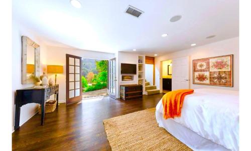 Hollywood Hills Spa Retreat Oasis with Tree Top Views Private Jacuzzi Style Tub Steam Room Magical Half Acre Acre Garden and Patio Free Parking for 2 cars in LA’s most Serene Central Desirable Area in Los Angeles, United States