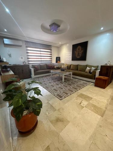 le chaleureux a 10mn de l'aeroport face a la gare CTM Hivernage — 4-Star Luxury Hotel in Marrakesh, Morocco
