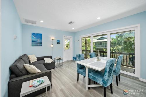 Dog Friendly Loft STEPS from Beach with Gas Barbecue Grill and Upstairs Deck — 4-Star Luxury Hotel in New Smyrna Beach, United States