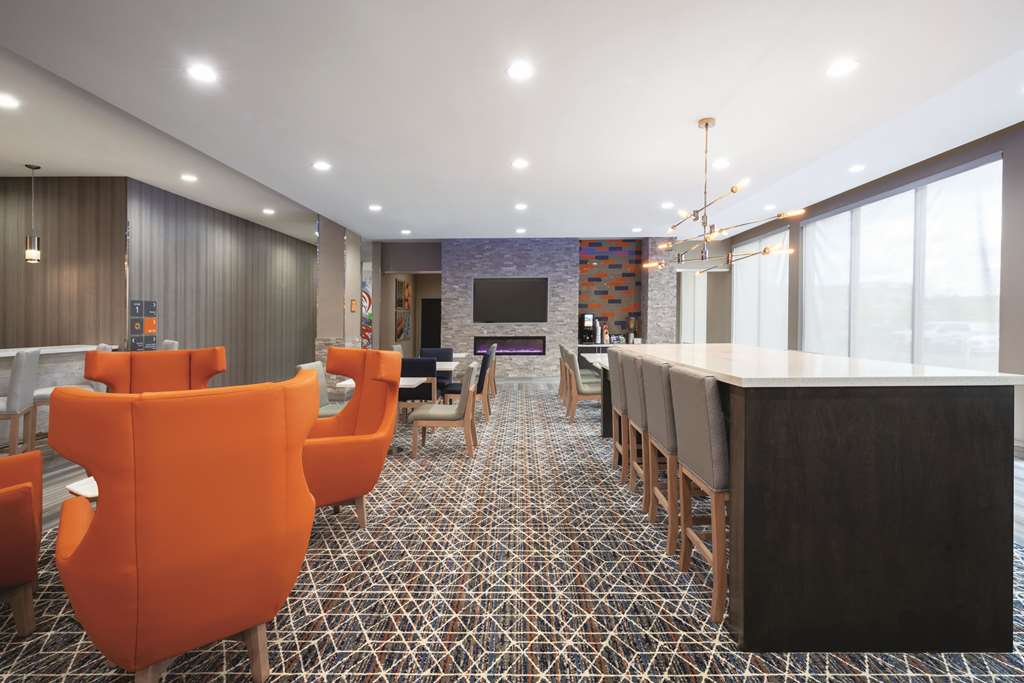 La Quinta Inn & Suites by Wyndham Opelika Auburn - photo 20