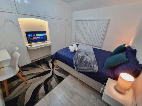 Relaxed Double bed with private bathroom parking WiFi and garden. in Leeds, United Kingdom