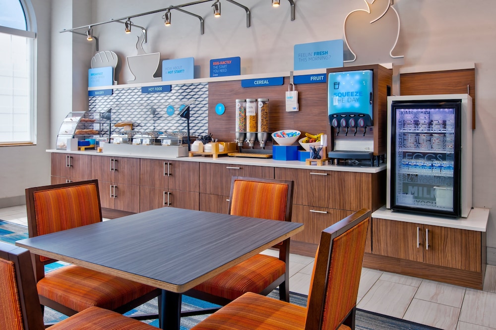 Holiday Inn Express Hotel & Suites Warrenton by IHG - photo 40