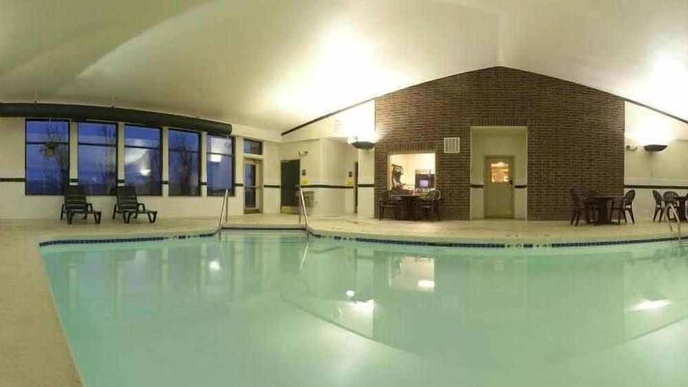 Holiday Inn Express Hotel & Suites Fort Atkinson by IHG - photo 12