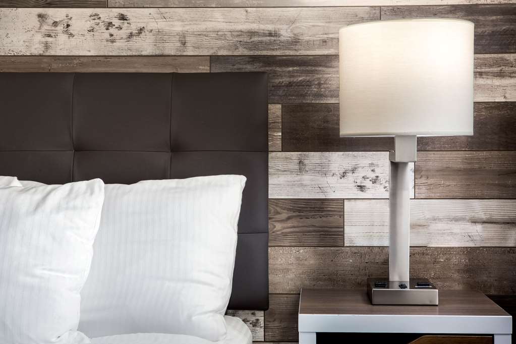 La Quinta Inn & Suites by Wyndham Pittsburg - photo 18