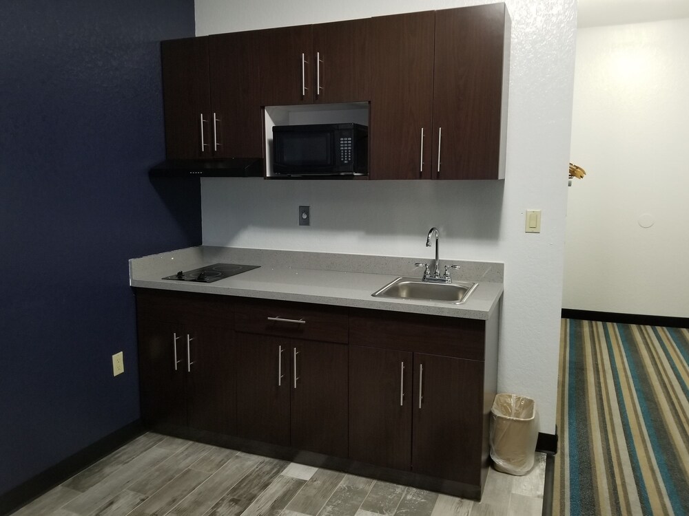 HomeBridge Inn and Suites - photo 12