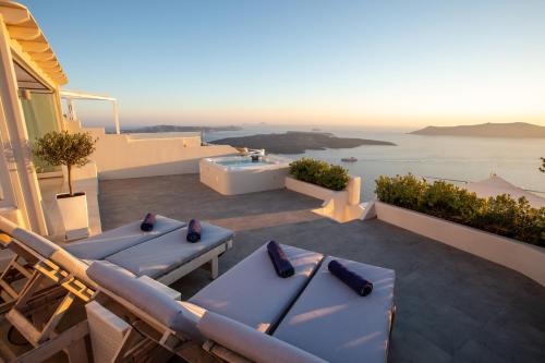 Sunset View Villa Santorini with Outdoor Jacuzzi — 4-Star Luxury Hotel in Fira, Greece