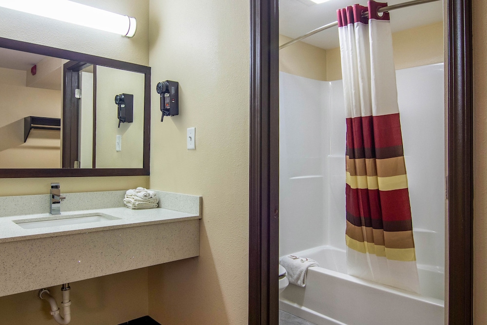 Red Roof Inn Perrysburg - photo 24