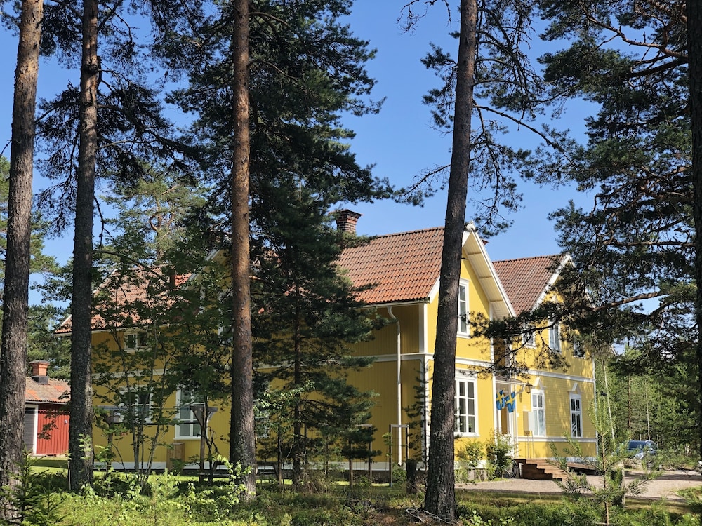 Hedenstugan - carbon neutral hotel in Bergby