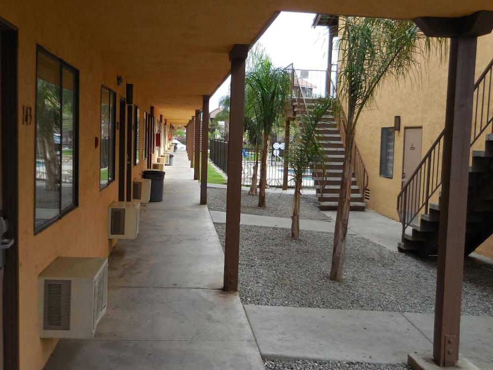 Best Economy Inn n Suites - photo 31