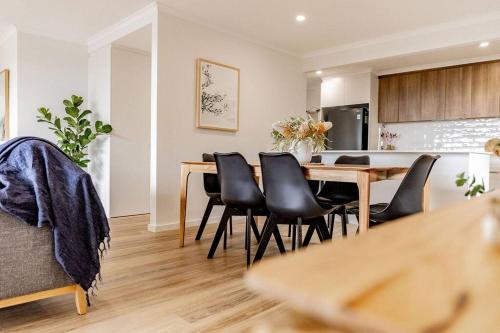 Spacious and Convenient Azure Retreat - last minute hotel in Unknown City