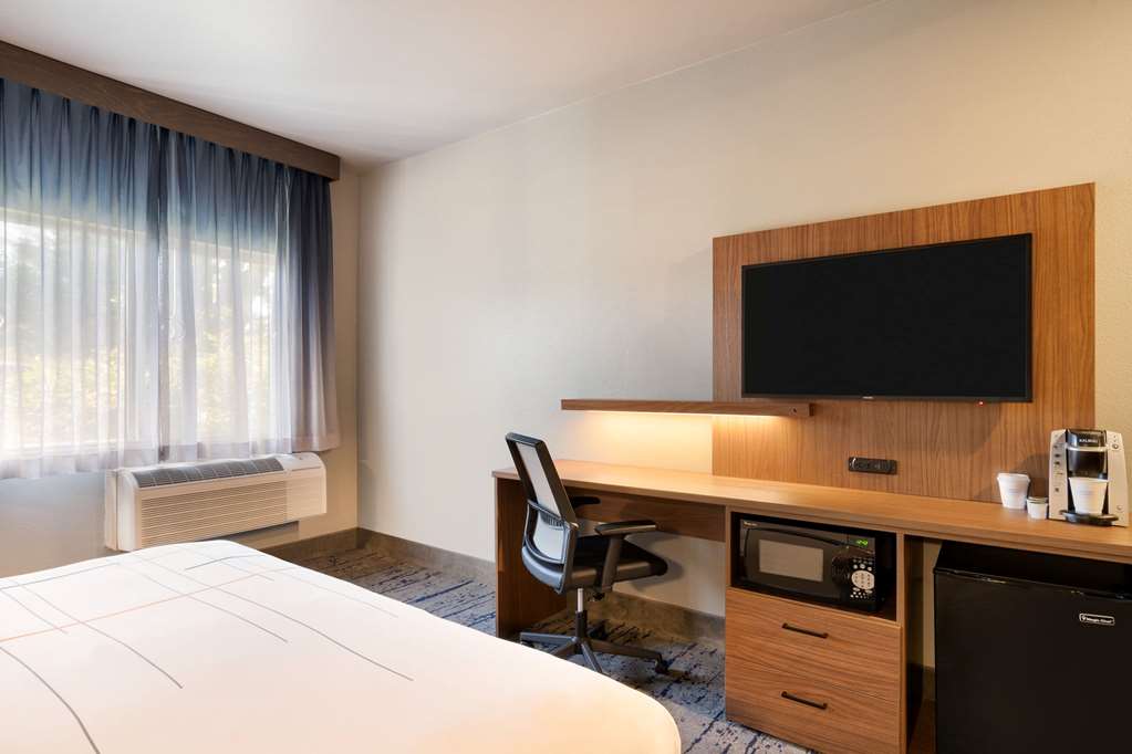 La Quinta Inn & Suites by Wyndham Springfield - photo 14