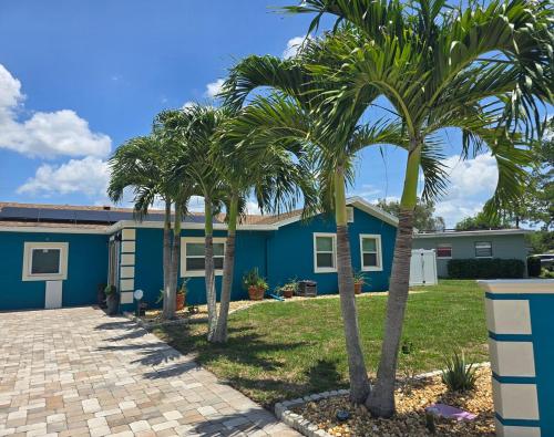 Heated Pool Sleeps 8 4bedroom — Cocoa