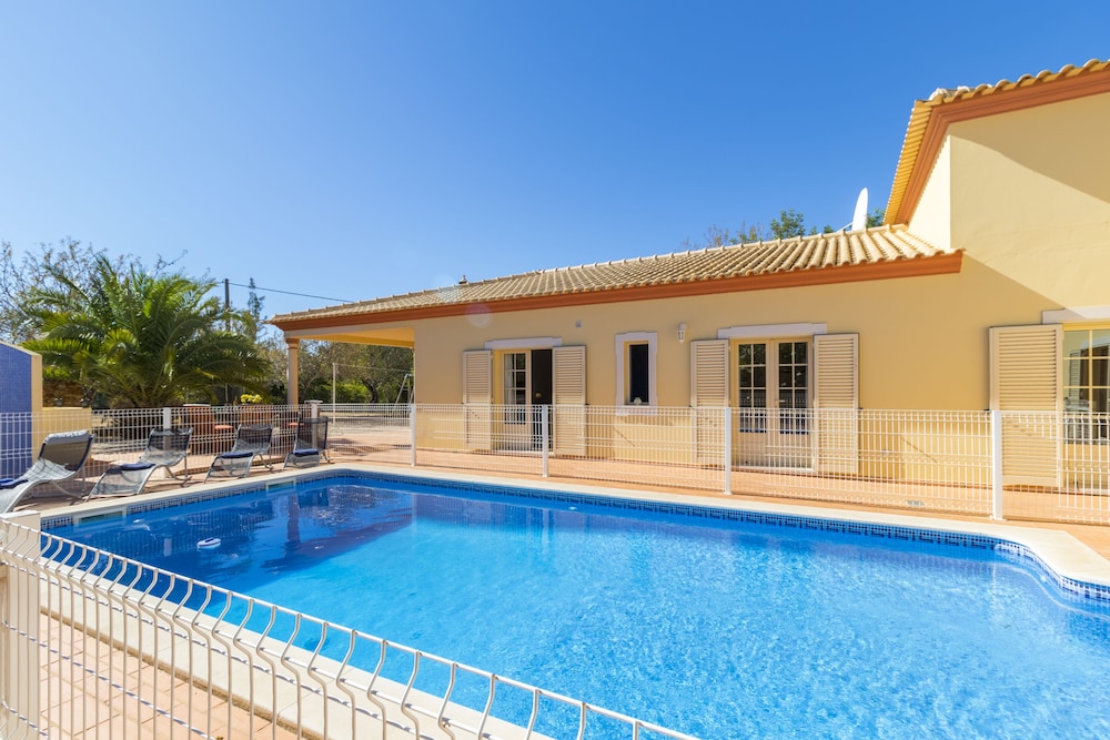 Villas2Go2 Emily — 4-Star Luxury Hotel in Silves, Portugal