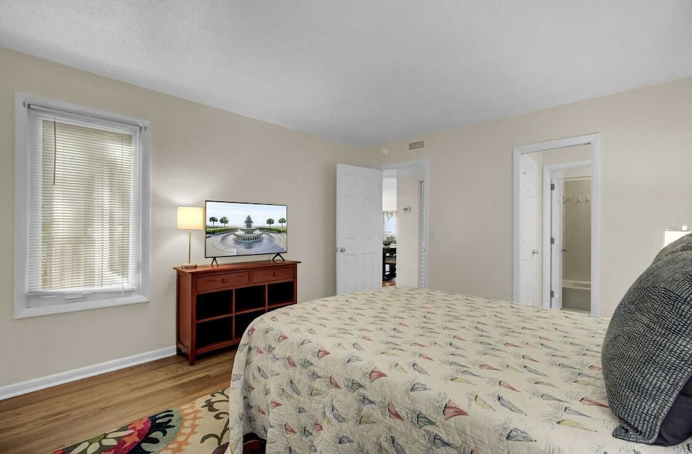 401 Yacht by Avantstay Marina View Pool Porch - photo 15