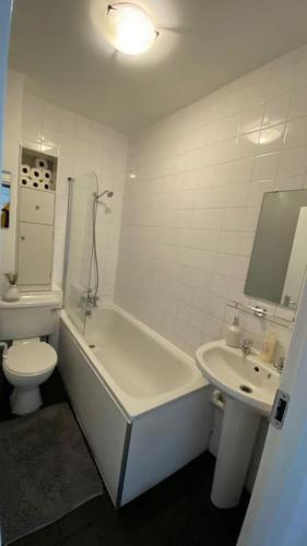 2 Bedroom Flat in Camberwell Green Central Location with excellent connections to tourist attractions and main London airports — 4-Star Luxury Hotel in London, United Kingdom