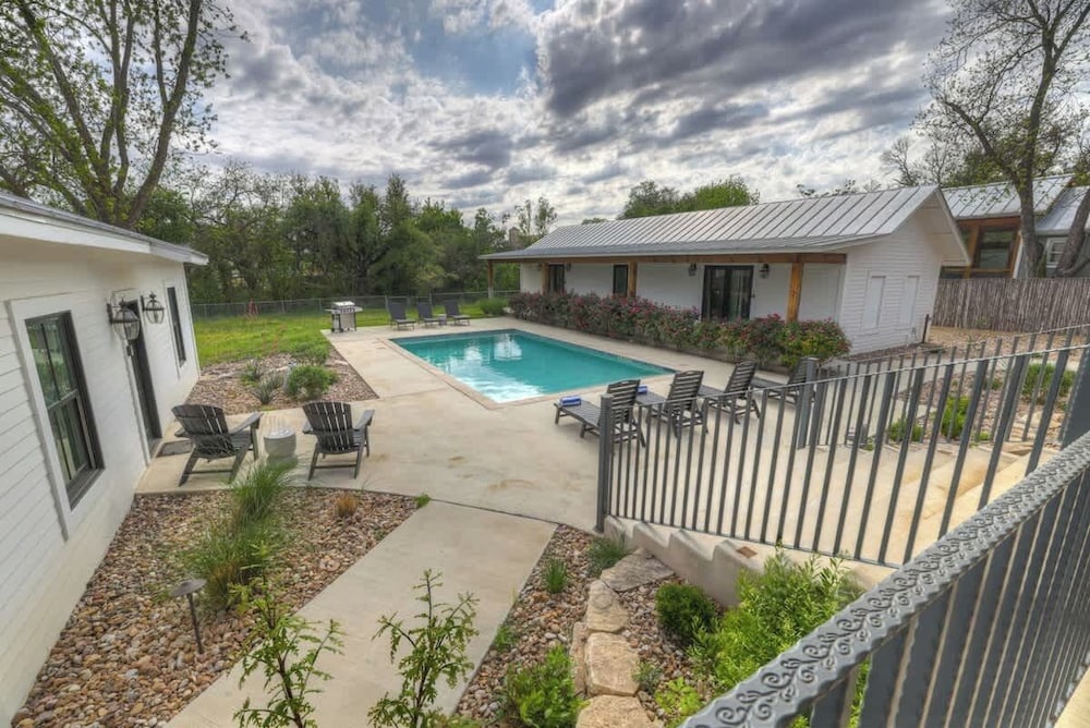 Schubert Inn main With Pool and Grill 2blks to Main - photo 21