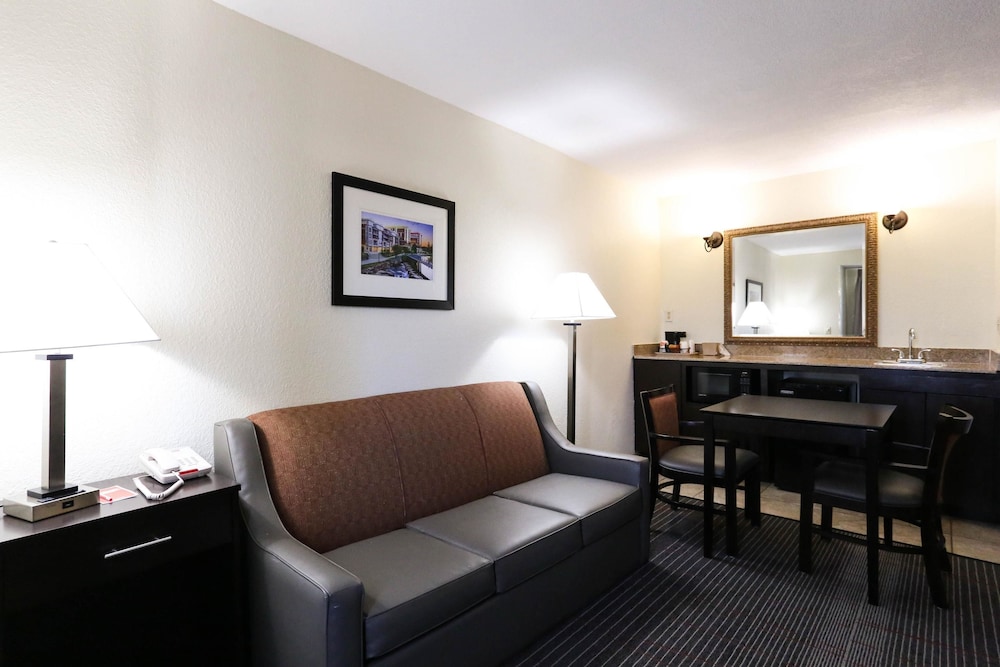 Greenville Pelham Inn by IHG - photo 21